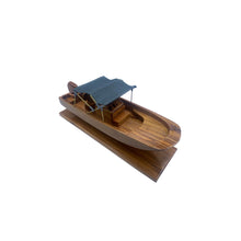 Load image into Gallery viewer, Boston Whaler 170 Montauk