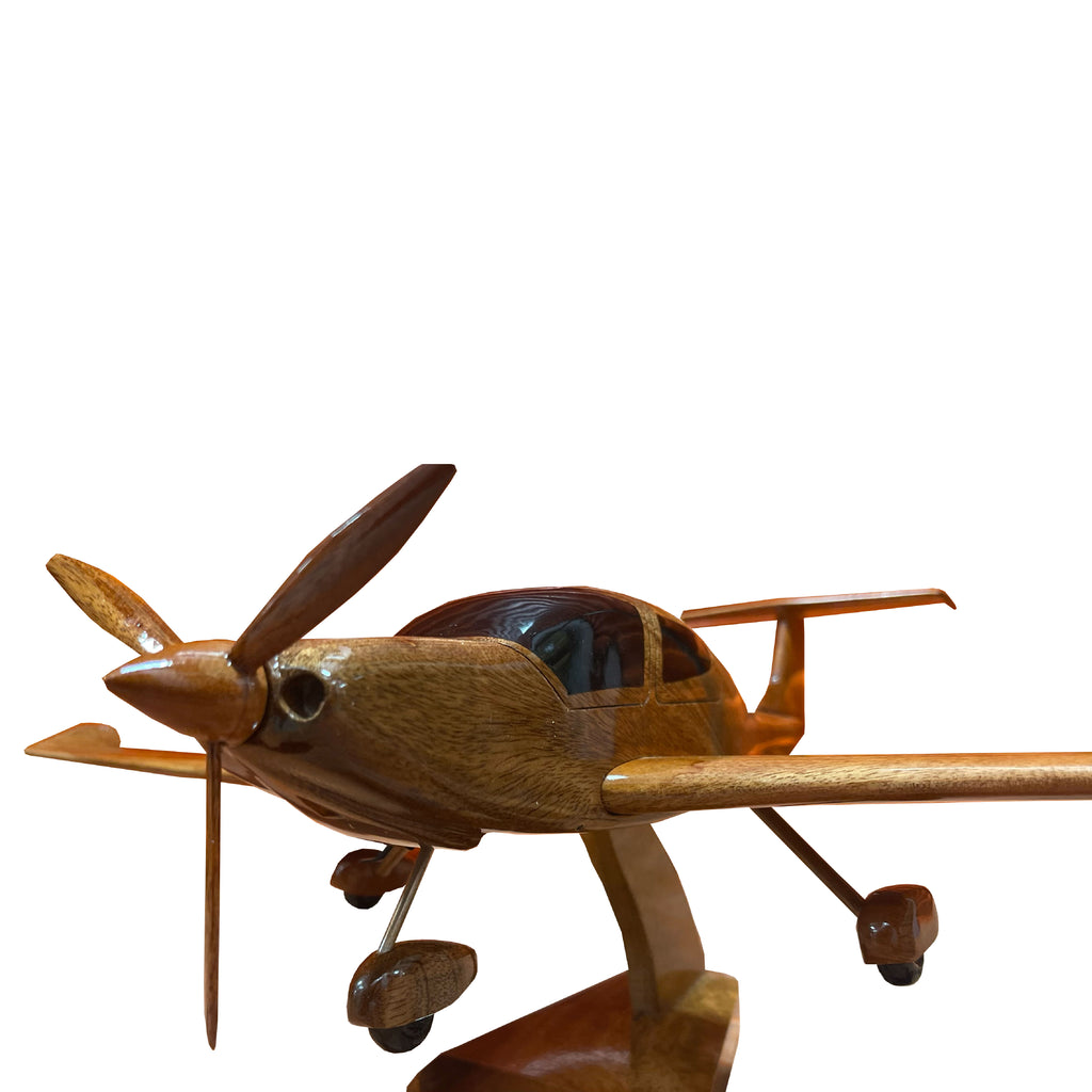 DA40 Diamond Mahogany Wood Desktop Aircraft Model.