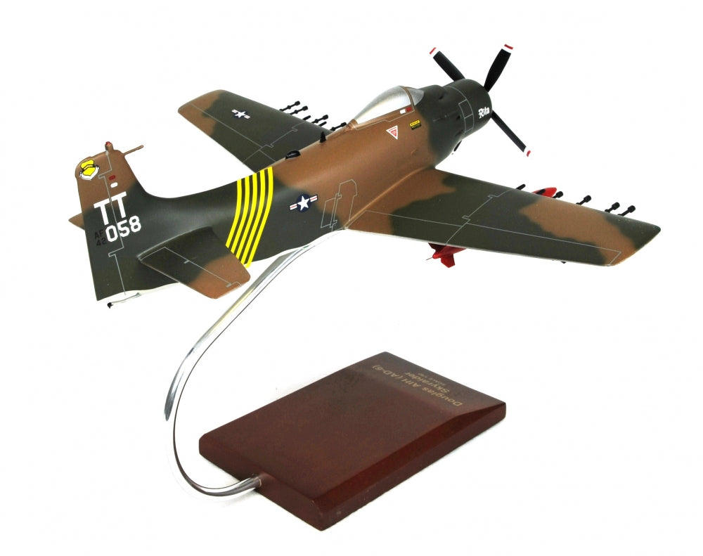 Douglas A1H Skyraider USAF Model Scale:1/40