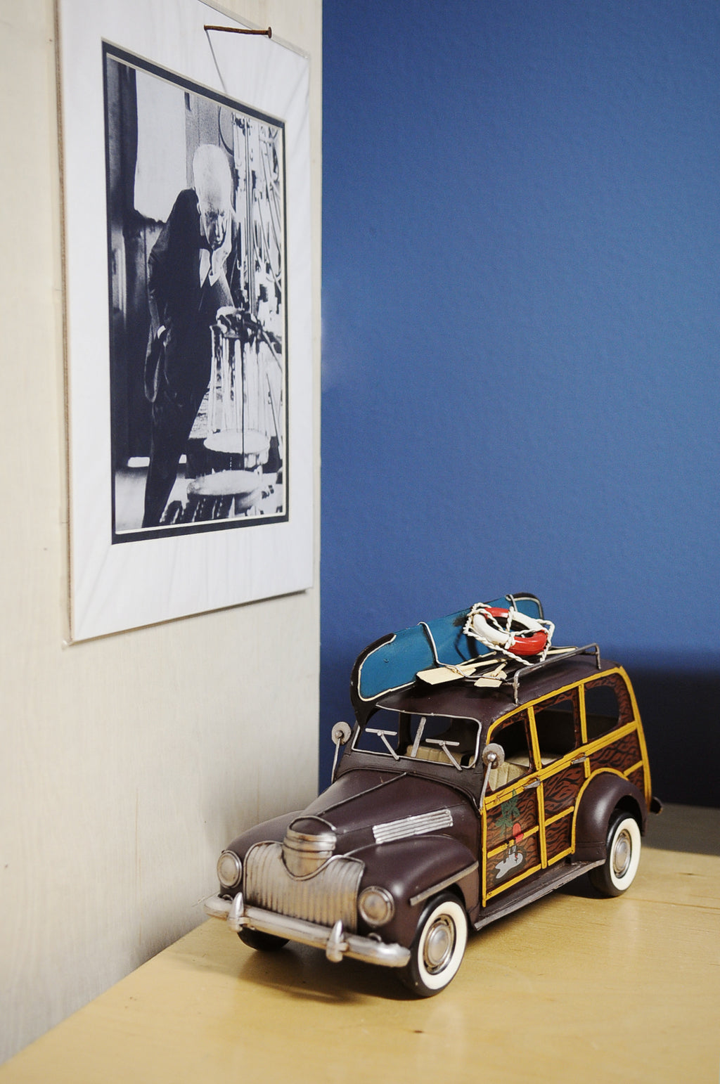 1947 Chevrolet Suburban W/Canoe 1:14