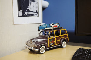 1947 Chevrolet Suburban W/Canoe 1:14