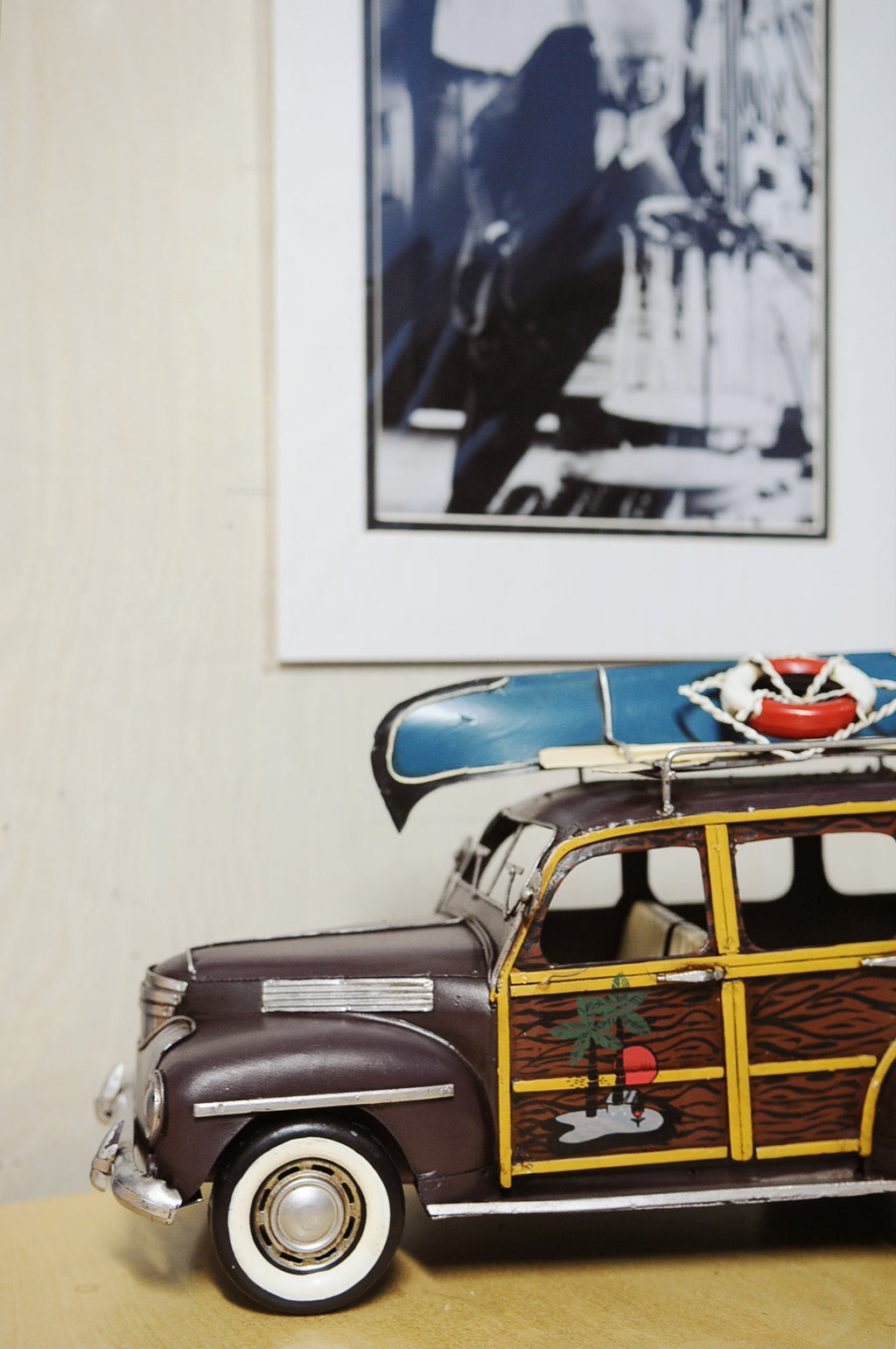 1947 Chevrolet Suburban W/Canoe 1:14