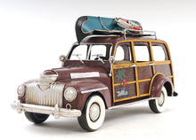 Load image into Gallery viewer, 1947 Chevrolet Suburban W/Canoe 1:14