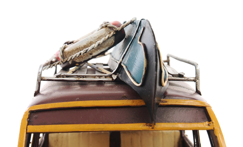 1947 Chevrolet Suburban W/Canoe 1:14