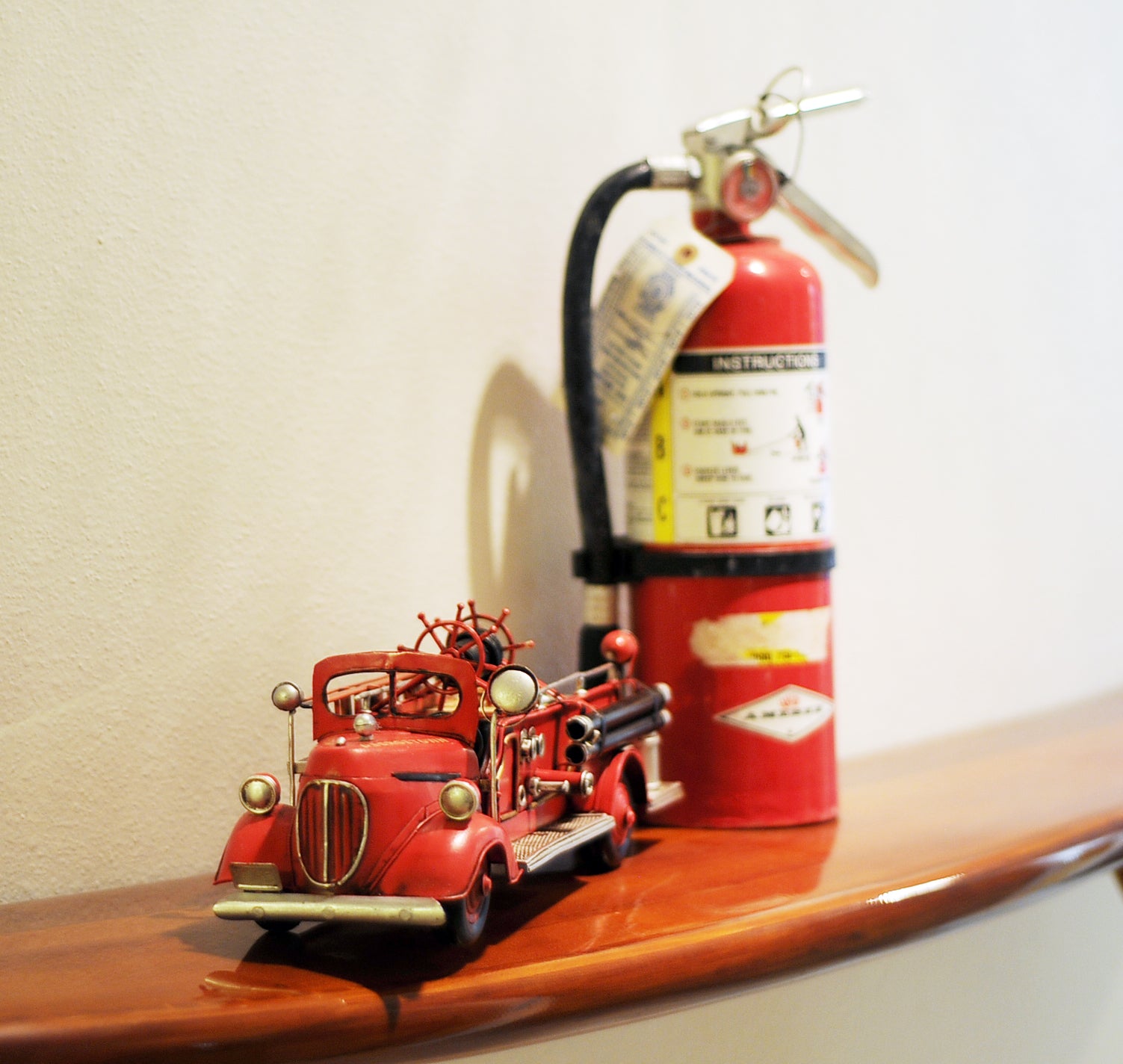 1938 Red Fire Engine Ford 1:40