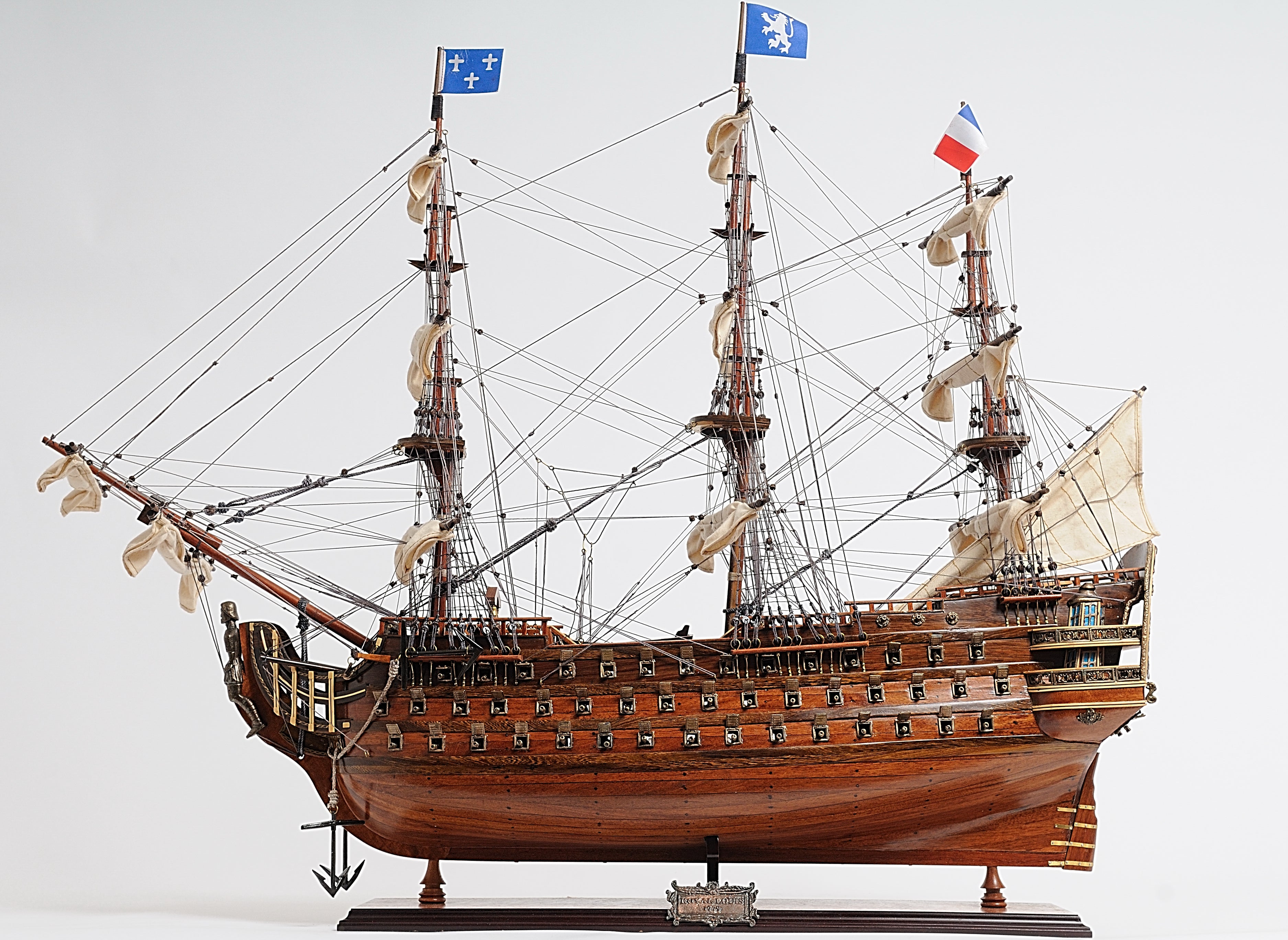 Royal Louis E.E.